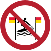 Signal ISO 7010 P064: Surf interdit entre les drapeaux rouge et jaune